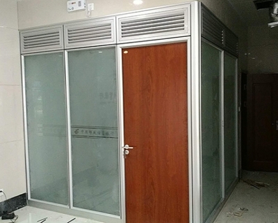 Glass partition wall size