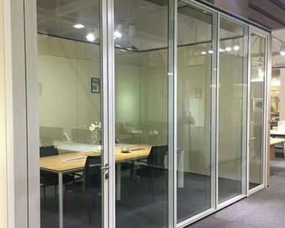 Custom-made glass partition wall