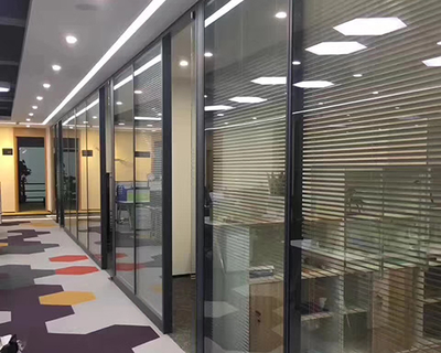 Glass partition wall